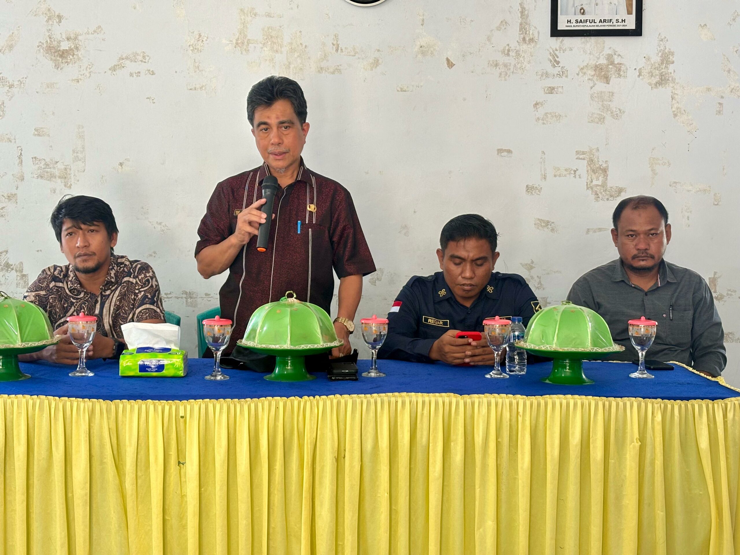 Wabup Selayar Saiful Arif Saat Berikan Sambutan Dalam Rapat Monitoring dan Evaluasi Pembangunan di Kantor Desa Menara Indah