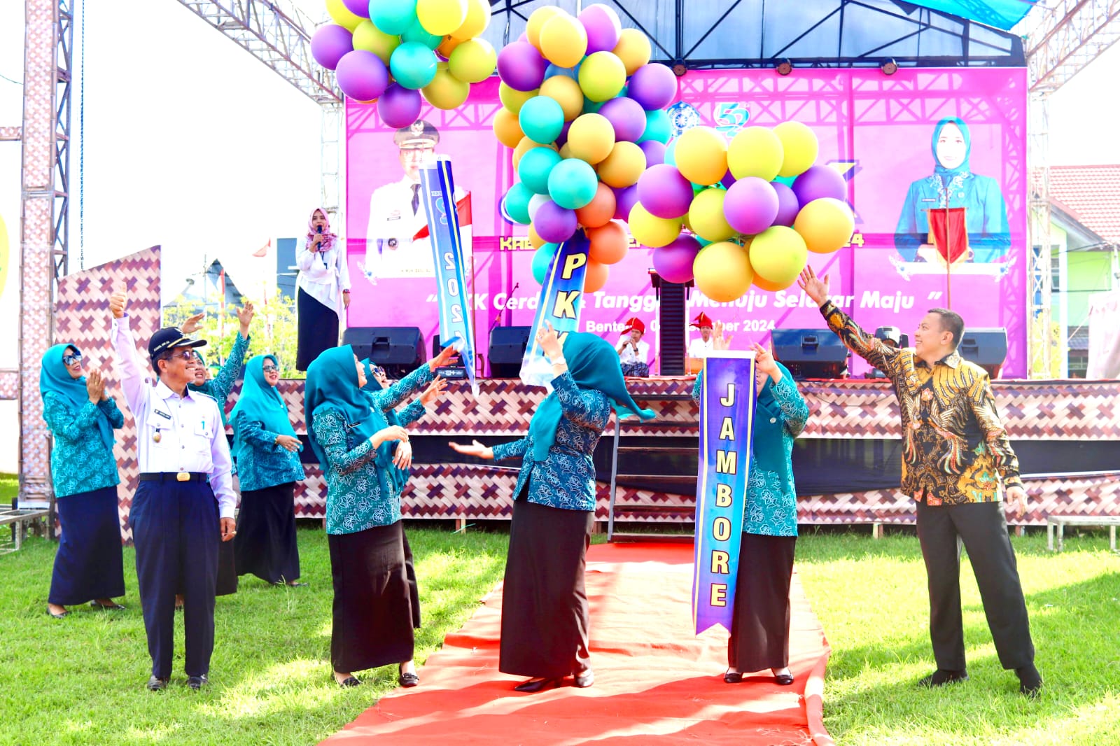Bupati Selayar Saat Pelepasan Balon Sebagai Simbol Pembukaan Jambore PKK 2024